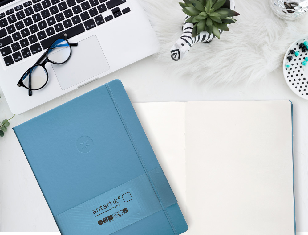 CUADERNO CON GOMILLA ANTARTIK NOTES TAPA DURA A4 HOJAS LISAS AZUL CLARO 100 HOJAS 80 GR FSC