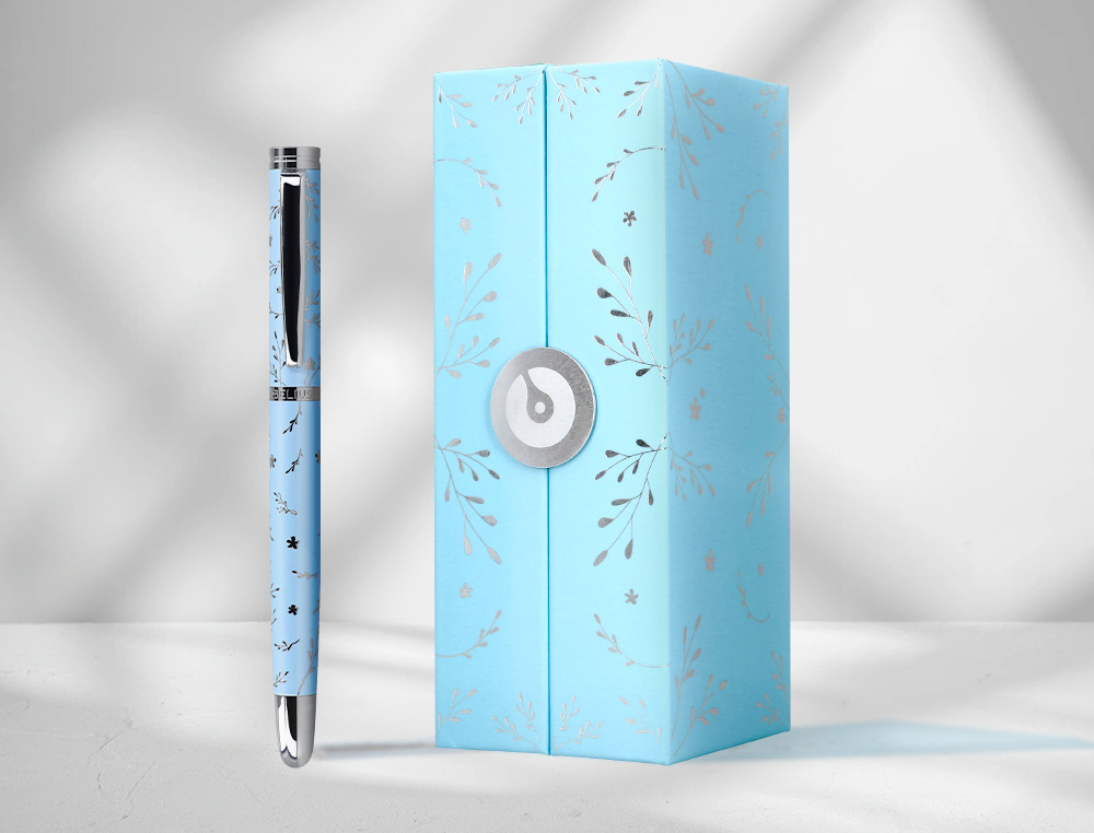 PLUMA BELIUS BELLA ALUMINIO COLOR AZUL CELESTE DISEÑO PLATEADO RELIEVE TINTA AZUL CAJA DE DISEÑO