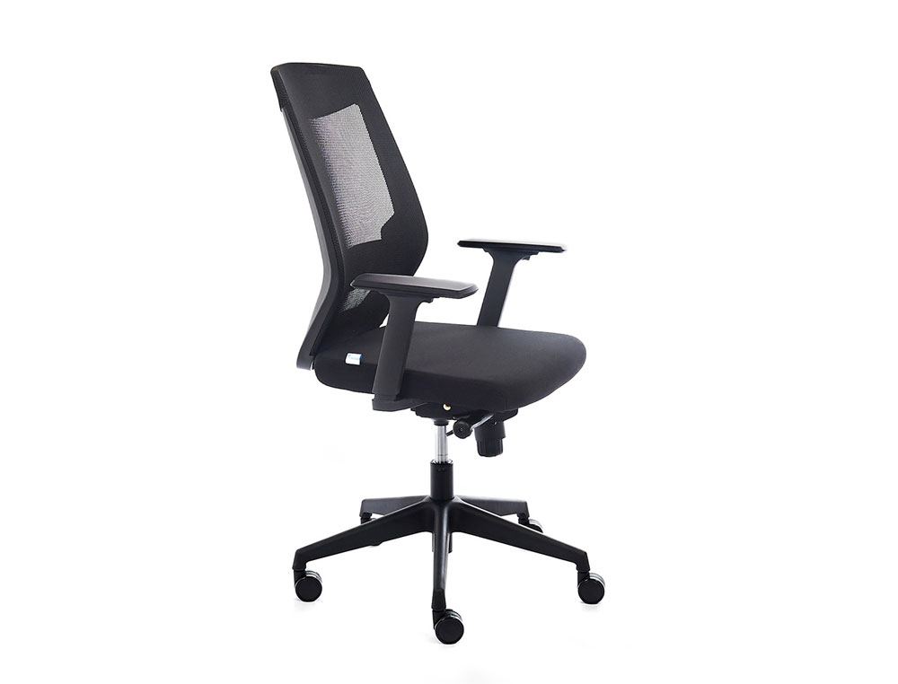 SILLA ROCADA DE OFICINA CON BRAZOS REGULABLES RESPALDO EN MALLA Y ASIENTO EN TELA IGNIFUGA CON APOYO LUMBAR