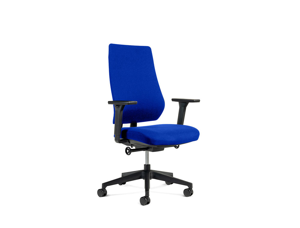 SILLA ROCADA DIRECCION BRAZOS REGULABLES BASE POLIMERO RESPALDO Y ASIENTO EN TELA IGNIFUGA AZUL 610X680X1075 MM